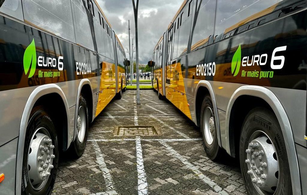 Prefeitura do Rio apresenta primeiros ônibus que reduzem em até 80% a emissão de gases poluentes